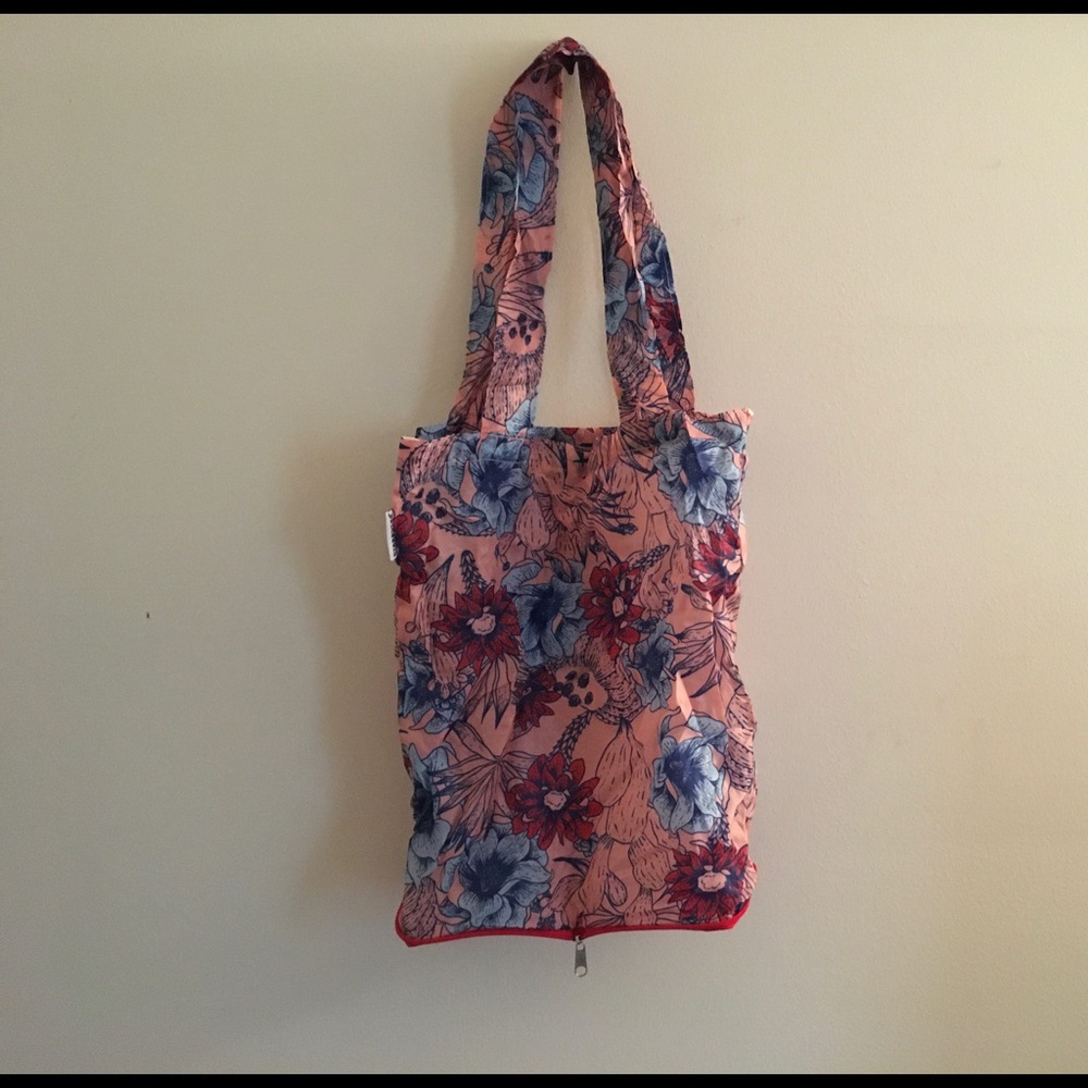 Travel tote